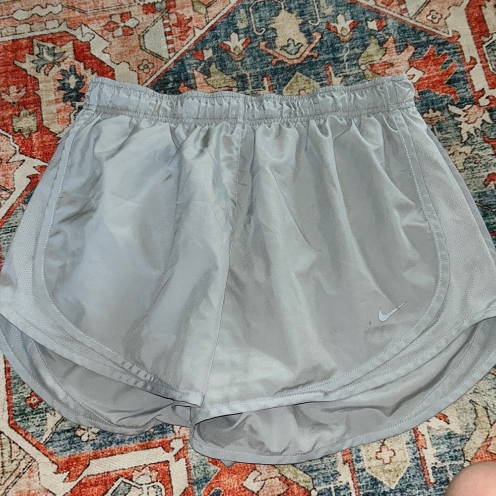 Light grey Nike shorts, barley worn just wrong size. They are size M